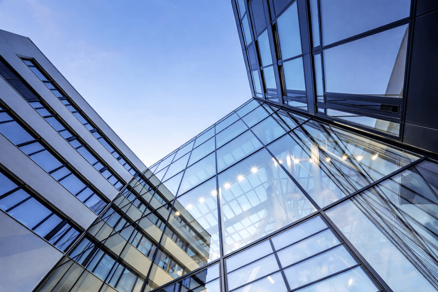 Moderne Architektur – Blick nach oben entlang einer Glasfassade